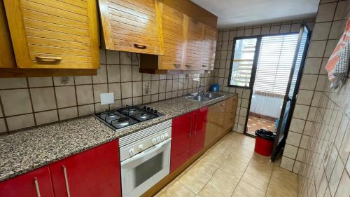 Kuchyň nebo kuchyňský kout v ubytování flat Holiday friend group or family near beach center blasco ibanez