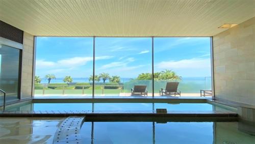 Bazén v ubytování La vista Yokosuka Kannonzaki Terrace nebo v jeho okolí