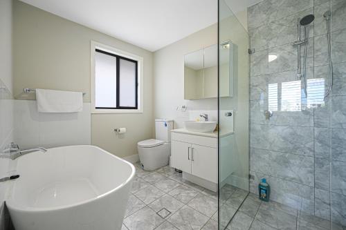 Ένα μπάνιο στο Rousehill Sweet Spacious 4BR Quiet House