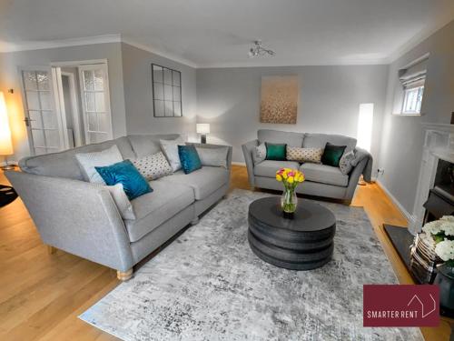 Weybridge - 4 Bedroom Home - Driveway & Garden
