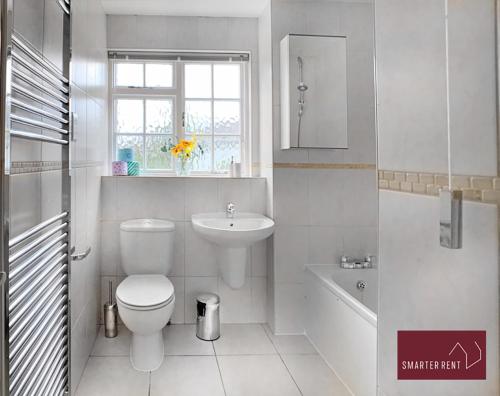 A bathroom at Weybridge - 4 Bedroom Home - Driveway & Garden