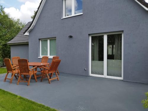 a patio with a table and chairs in front of a house at Ferienhaus in Handewitt kurz vor dänischen Grenze in Handewitt