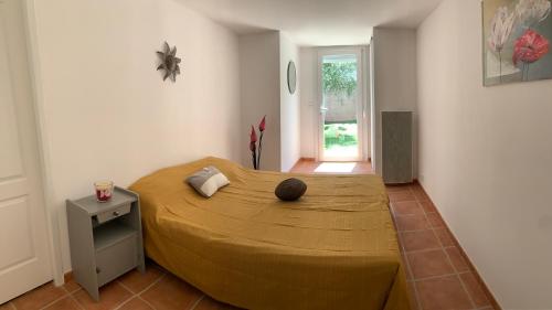 une chambre avec un grand lit dans une pièce dans l'établissement Location saisonnière, à Béziers