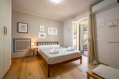 a bedroom with a bed with towels on it at Villa con Giardino Vista Mare in Castiglione della Pescaia