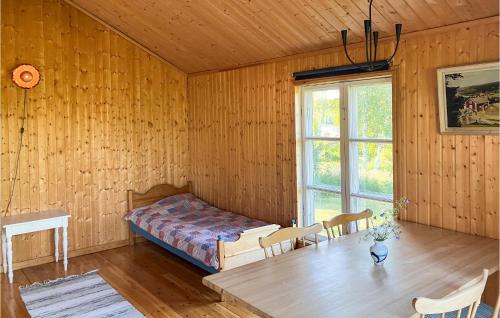 Habitación con cama, mesa y ventana en Lovely Home In Skellefte With Kitchen en Skellefteå