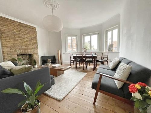 uma sala de estar com um sofá e uma mesa em Juniper House by Walpole Bay - Margate em Kent