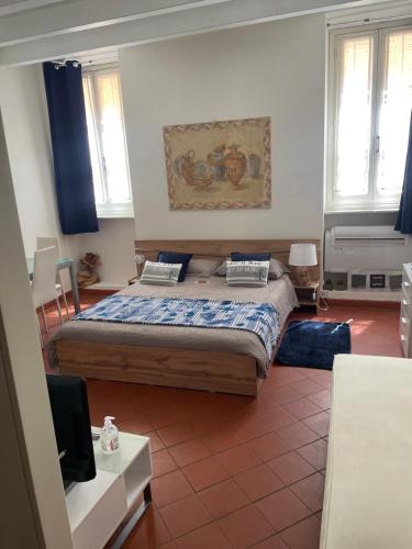 1 dormitorio con 1 cama y TV. en Cuor di Mantova B&B en Mantova