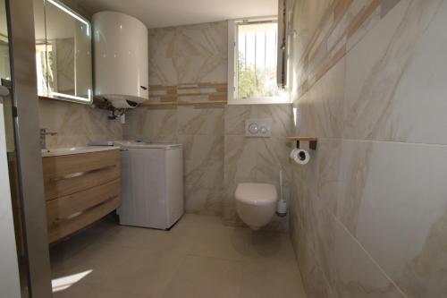 une salle de bain avec toilettes et lavabo dans l'établissement SETTE B Locations T1 Bas Villa, à Cavalaire-sur-Mer