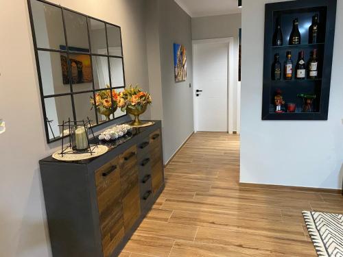 Pokój z komodą z lustrem i butelkami wina w obiekcie Marsalforn luxurious Apartment w mieście Marsalforn