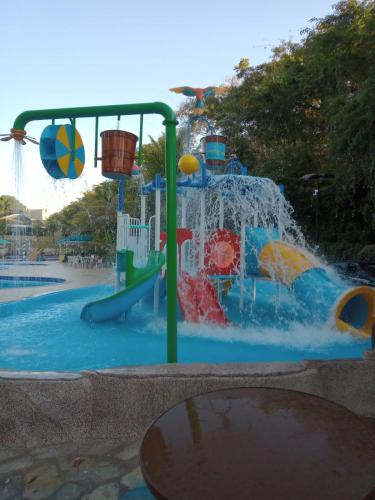 a water park with a water slide and a water fountain at Aldeia Do Lago ,304.caldas novas in Caldas Novas