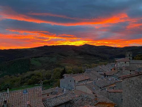 widok na miasto o zachodzie słońca w obiekcie Abbergà w mieście Santa Fiora