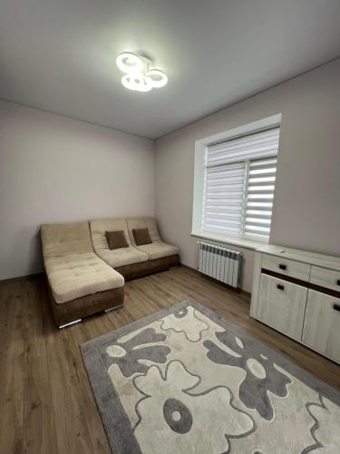 sala de estar con cama y sofá en VIP апартаменти біля озера en Rivne