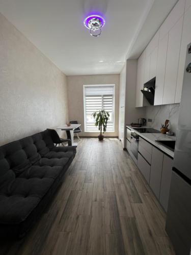 sala de estar con sofá y cocina en VIP апартаменти біля озера en Rivne