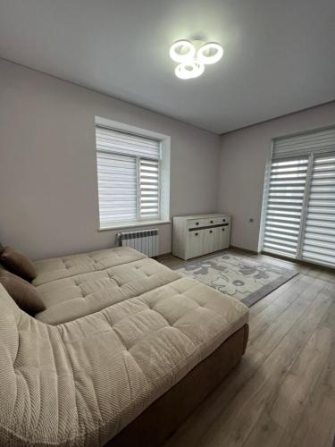 sypialnia z dużym łóżkiem i 2 oknami w obiekcie VIP апартаменти біля озера w mieście Rivne