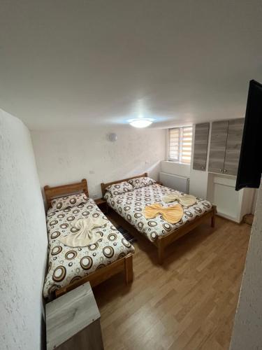 ein Zimmer mit zwei Betten in einem Zimmer in der Unterkunft Pensiunea Simone in Cîrţişoara