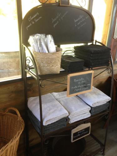 - un porte-serviettes et un panneau sur celui-ci dans l'établissement Chambre d'Hôtes du Domaine de la Haute Poignandiere, à Saint-Germain-de-la-Coudre