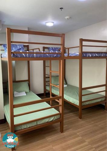 מיטה או מיטות קומותיים בחדר ב-AGB Anchorage Inn, male dorm