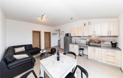 Lovely Apartment In Kastel Luksic With Wifi