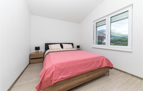 una camera bianca con un letto e una finestra di 1 Bedroom Cozy Apartment In Kastel Luksic a Kaštela (Castelli)