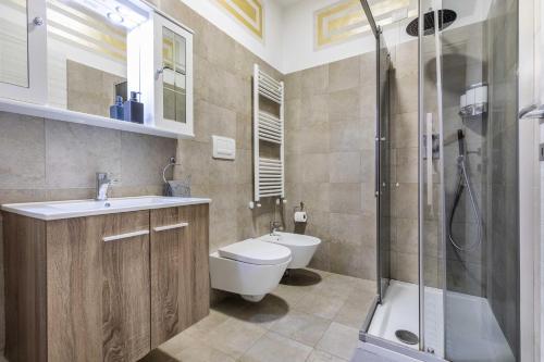 e bagno con servizi igienici, lavandino e doccia. di Divi Apartments - Strategic Place a Milano