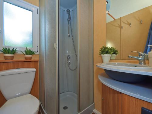uma casa de banho com um chuveiro, um WC e um lavatório. em Detached chalet with AC, in a natural park on the coast em Baia Domizia