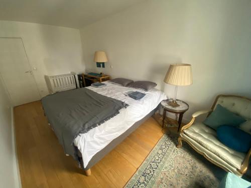 1 dormitorio con 1 cama, 1 sofá y 1 silla en Grand appartement luxueux, calme et sûr, en París