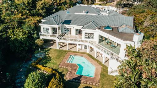 - une vue aérienne sur une maison avec une piscine dans l'établissement House Ritze, à Gonubie