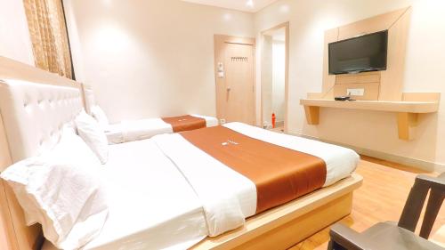 Hotel Yog Palace Newly Renovatedにあるベッド