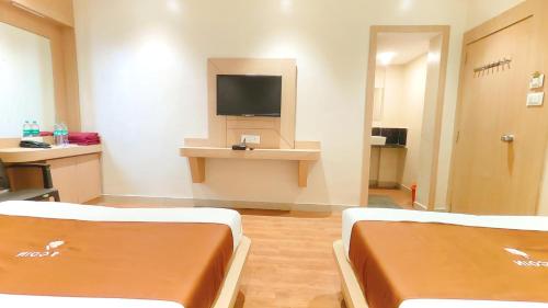 Hotel Yog Palace Newly Renovatedにあるテレビまたはエンターテインメントセンター