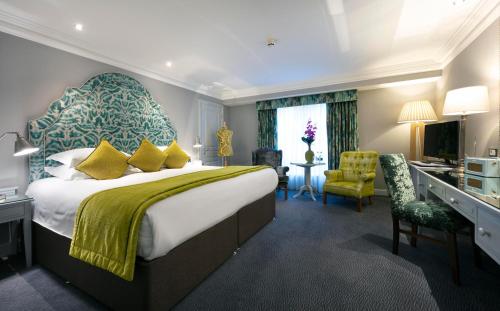 Pokój hotelowy z dużym łóżkiem i biurkiem w obiekcie Brooks Hotel w Dublinie