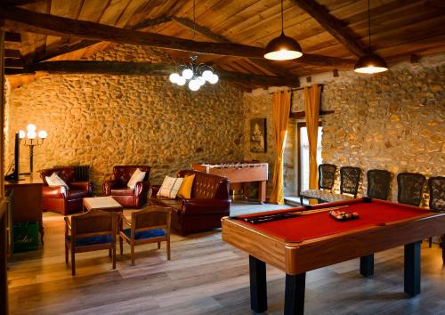 a living room with a pool table in the middle at Casa ENTREPIEDRAS in Villalís