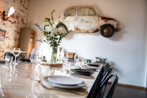 Un restaurante o sitio para comer en Le Loft : Gîte avec spa à Marle