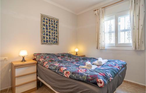 ein Schlafzimmer mit einem Bett mit Handtüchern darauf in der Unterkunft Beautiful Home In Iznate With Outdoor Swimming Pool in Iznate