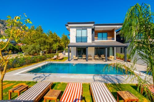 une villa avec une piscine et une maison dans l'établissement Vira Villas Premium, à Göcek