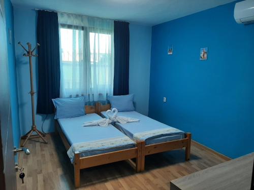 ソゾポルにあるRooms Moreの青いベッドルーム(弓を付けたベッド付)