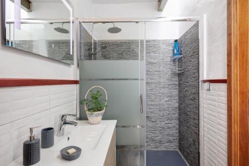een badkamer met een douche en een wastafel bij Casita Ana in El Paso