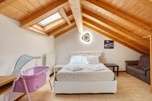 um quarto com uma cama e um sofá em Casa Global Atlantica em Nova Milanese