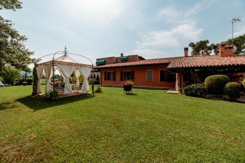 a gazebo in the yard of a house at B&B Sweet Dreams in Asolo