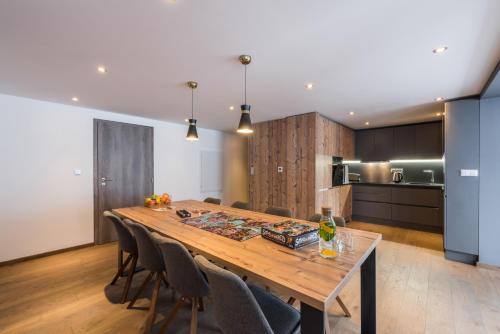 Η κουζίνα ή μικρή κουζίνα στο Emerald Stay Apartments Morzine - by EMERALD STAY