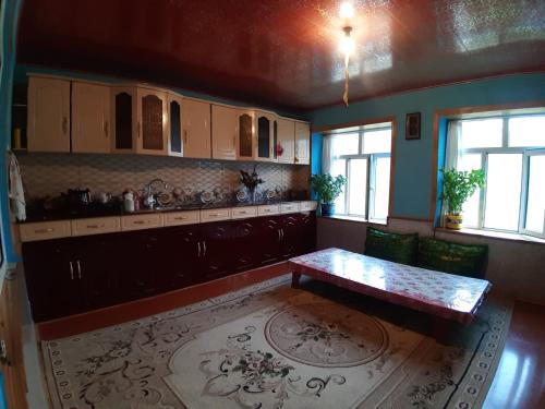 een keuken met een tafel in het midden van een kamer bij Mountain house in Xınalıq