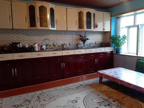 een keuken met witte kasten en een tafel. bij Mountain house in Xınalıq