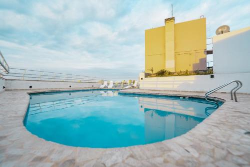 uma piscina no telhado de um edifício em Amérian Executive Córdoba Hotel em Córdoba