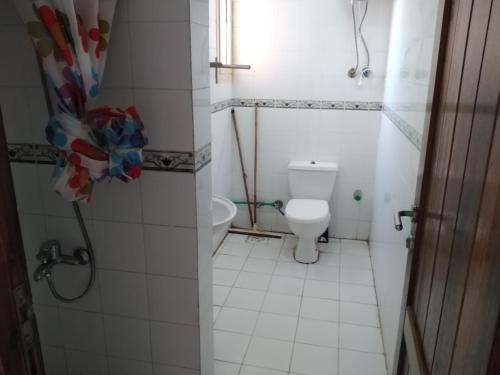 Baño pequeño con aseo y lavamanos en Villa HALA Sea View - Stella Di Mare - Families, en Zafarana