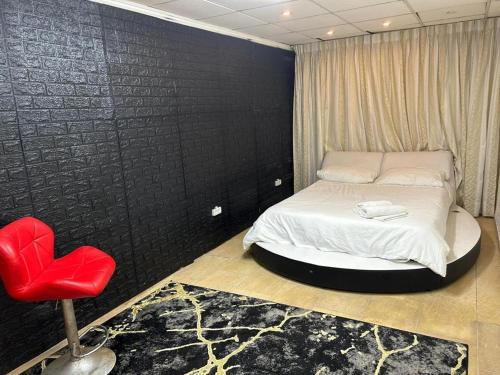 Ένα ή περισσότερα κρεβάτια σε δωμάτιο στο לאון ספא לופט - חדרי אירוח עם בריכה פרטית וסאונה בלב חיפה