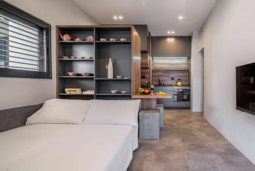 Stylish Studio Apt w Balcony 3-min From the Beach with Shelter