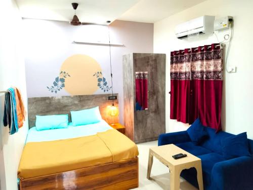 1 dormitorio con 1 cama y 1 sofá en ASSHAPPYSTAYINN HOTEL, en Tiruchchirāppalli