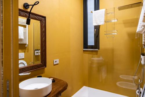 Bilik mandi di Palazzo Fauzone Relais