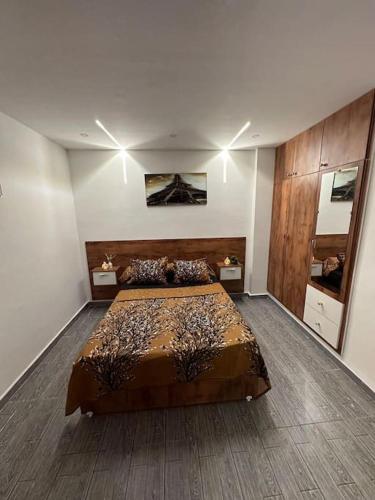 ein Schlafzimmer mit einem großen Bett in einem Zimmer in der Unterkunft Mira loft in Bejaïa