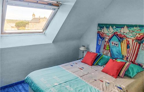 マティニョンにあるStunning Apartment In Matignon With House Sea Viewのベッドルーム1室(壁に絵画が描かれたベッド1台付)