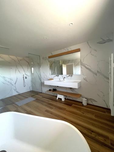 une salle de bain avec un lavabo et un miroir dans l'établissement Casa Sandro, à Sainte-Lucie de Porto-Vecchio